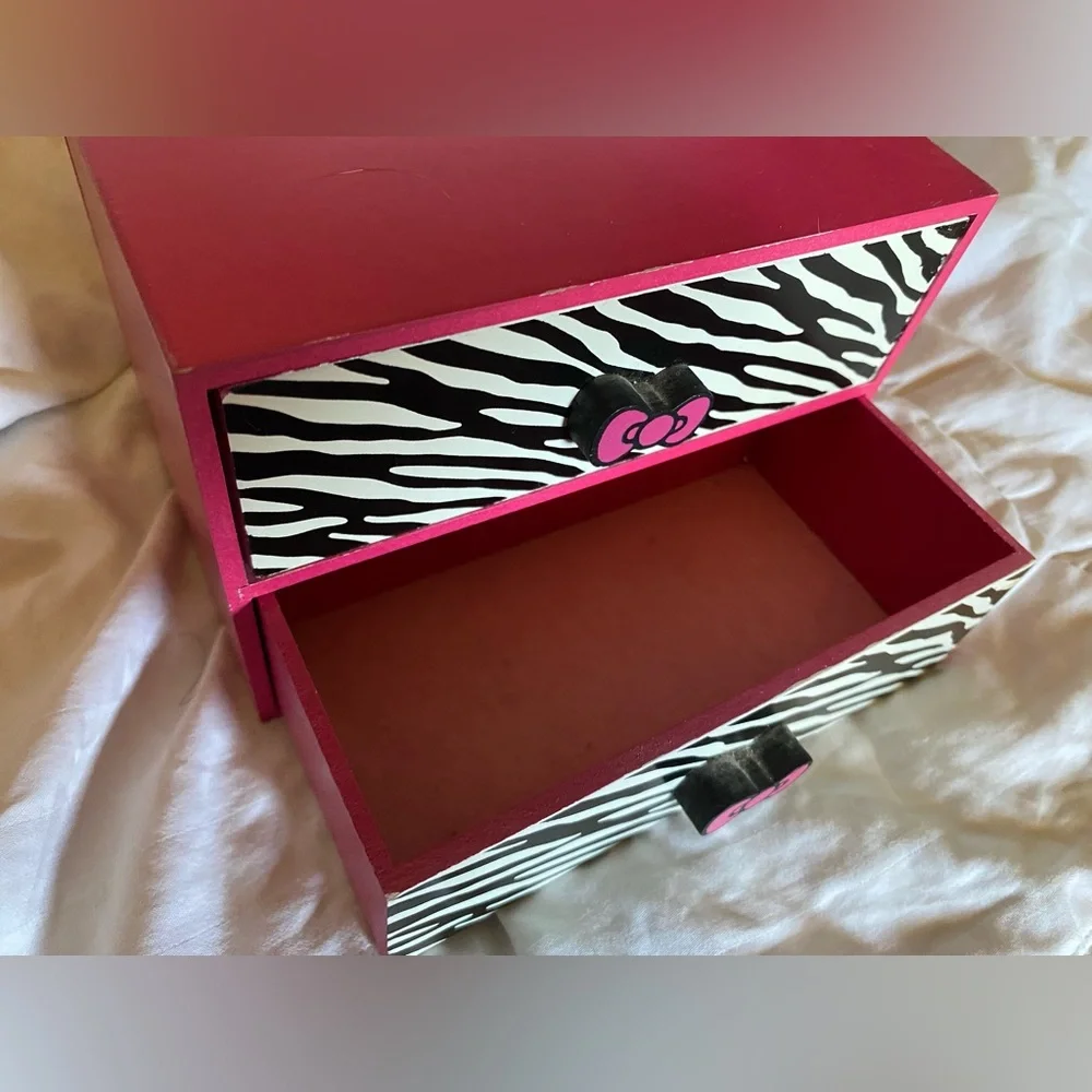 Hello Kitty Pink and Zebra Jewelry Box - Picture 10 of 12